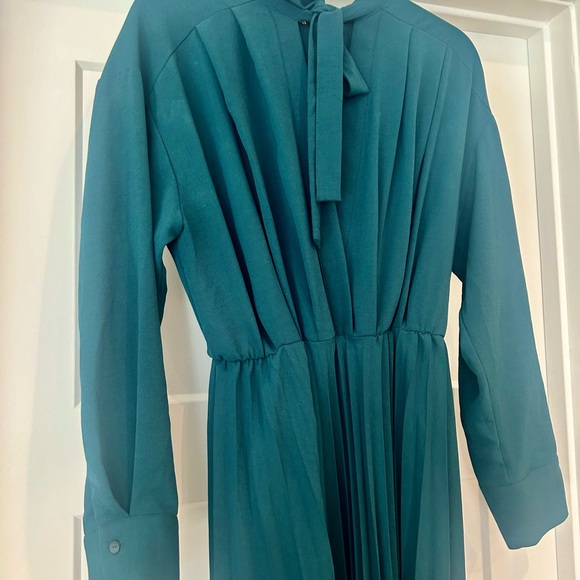 Deep green midi long sleeve dress with pleats from Zara - Picture 2 of 7